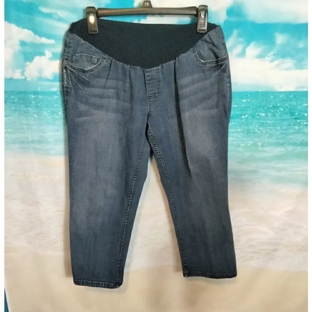"Oh baby motherhood" woman's maternity Cropped pants.